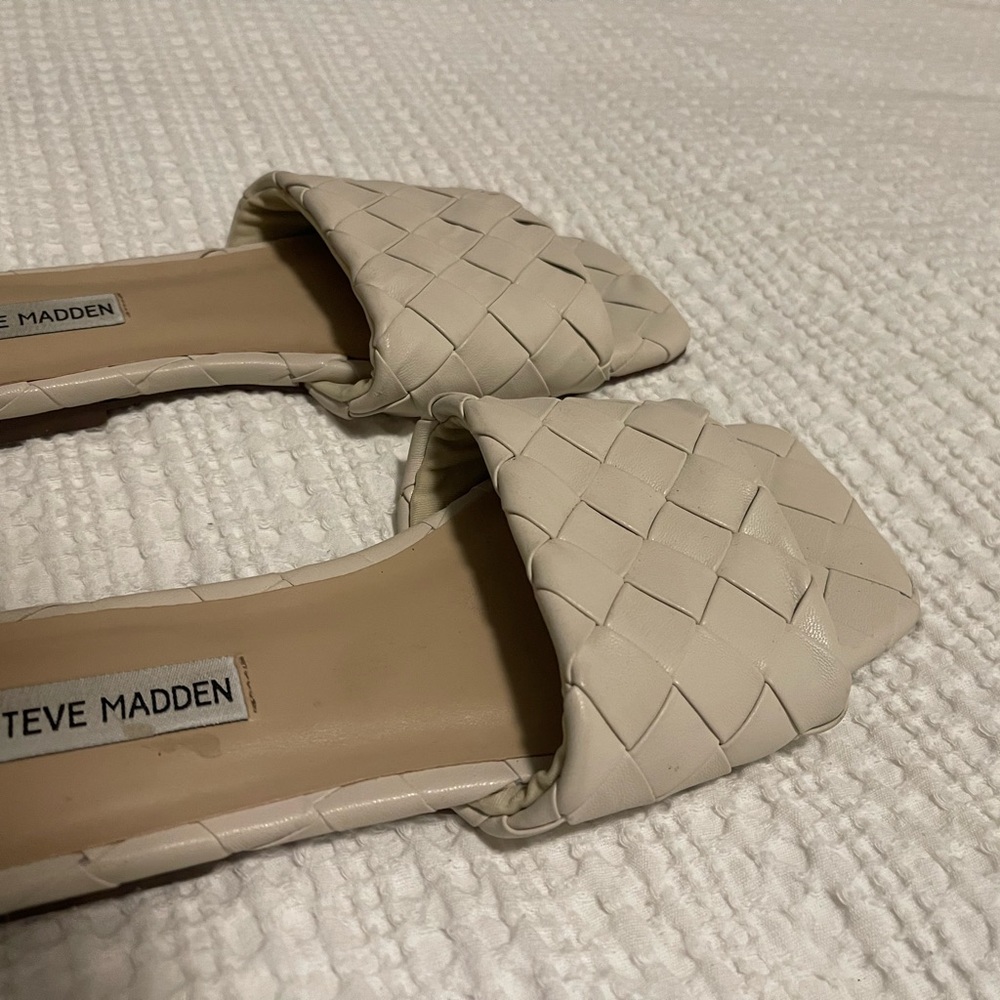 New with tags Steve Madden white sandal flats sz 7 ret. $79